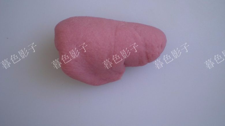 红曲粉冰皮月饼,在面案上用手揉光滑面胚