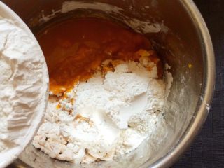 南瓜小麻薯,取180克南瓜泥，加入糯米粉，白糖和成面团，(太干可以加一点点温水。)