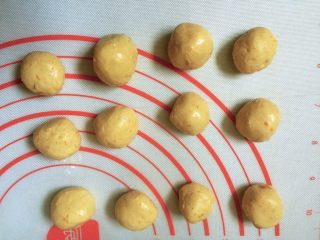 南瓜小麻薯,分成大小均匀小面团，大约一个10克左右。