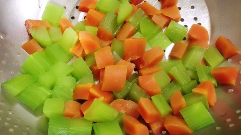 #甜味#糖醋彩蔬烩鸡丁,捞出配菜沥水备用。