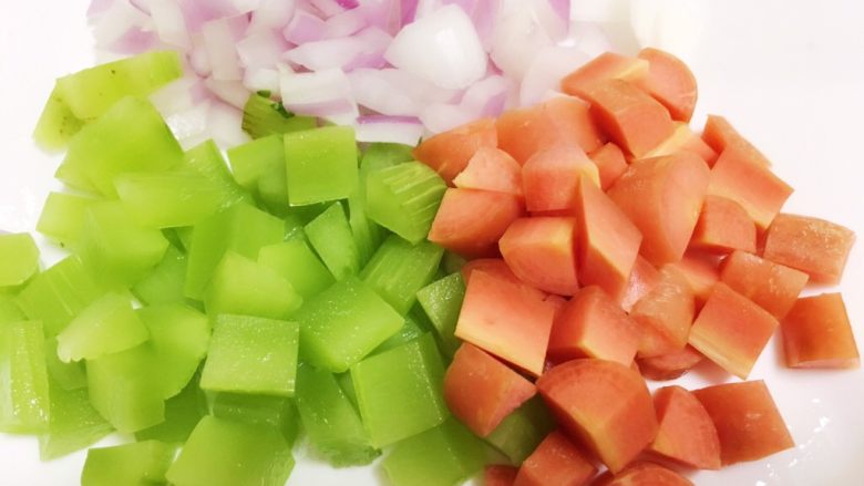 #甜味#糖醋彩蔬烩鸡丁,配菜可选，将喜欢的配菜（可加入香菇等）洗净后切丁备用。
