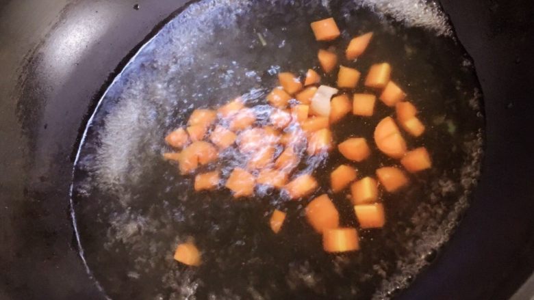 #甜味#糖醋彩蔬烩鸡丁,锅里适量水烧开，放入胡萝卜焯水。