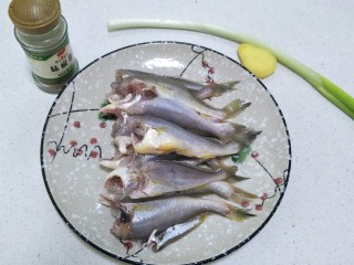 酥炸小黄花鱼,准备食材，黄花鱼400克，葱一棵，姜一块，椒盐等备用。