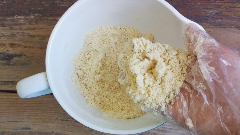 蜂蜜焦糖核桃派,用把面粉和黄油搓成粗粒，不要过度搓，只需黄油跟面粉均匀混合就可（个人觉得带手套比较好操作）