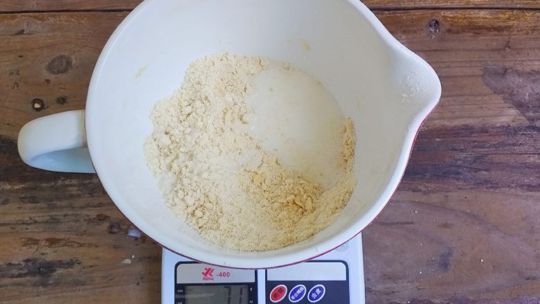 蜂蜜焦糖核桃派,把牛奶到入粗粒面粉中，用手揉成团