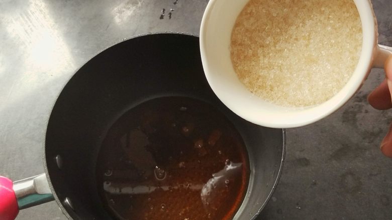 蜂蜜焦糖核桃派,蜂蜜倒入不沾的锅中，再倒入白砂糖，开小火熬制琥珀色