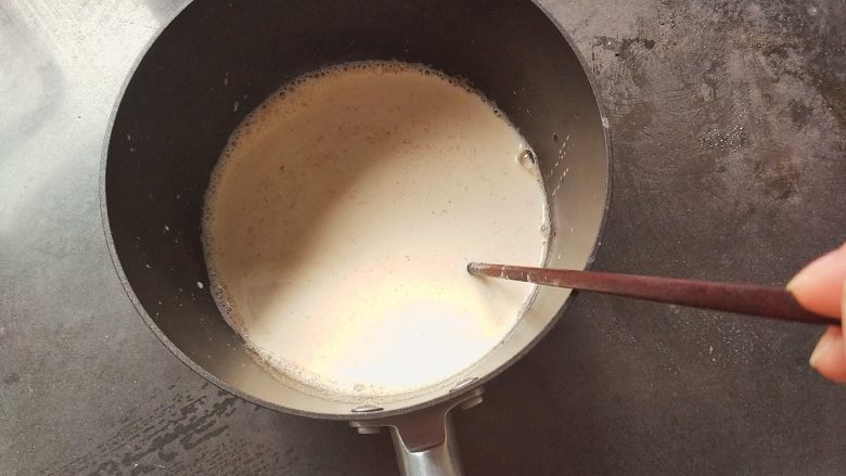 蜂蜜焦糖核桃派,再倒入温热的牛奶煮开，先要加热好，冷牛奶很容易油水分离还会使糖浆乱溅
