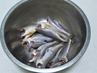 酥炸小黄花鱼,把小黄鱼去头，去内脏，去鳞，洗净后沥干水分放入盆中备用。