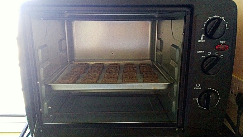 记忆的味道——全麦黑米桃酥,放入预热好的烤箱，中层180度28分钟