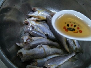 酥炸小黄花鱼,接着盆里加料酒一勺。