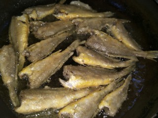 酥炸小黄花鱼,油再加热，把炸好的鱼放入锅中复炸一下，控干油就可以捞出来了。