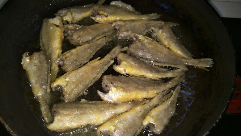 酥炸小黄花鱼,油再加热，把炸好的鱼放入锅中复炸一下，控干油就可以捞出来了。