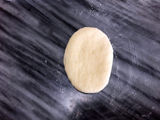 肉松热狗面包,取一个面团，擀成椭圆形