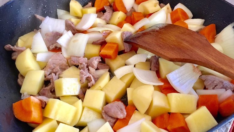 婷子咖喱猪肉,接着把土豆，胡萝卜，洋葱都放下去炒，翻炒哦
