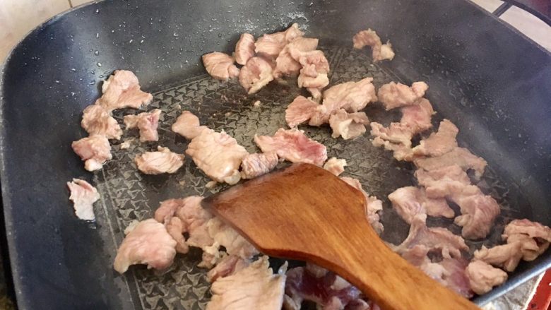 婷子咖喱猪肉,先是油锅炒肉