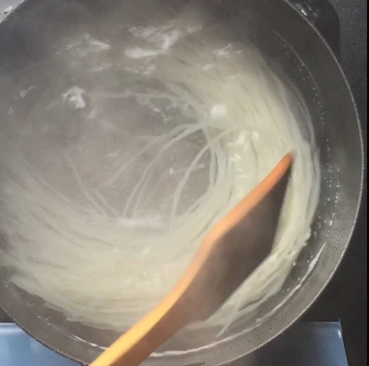 奶油芝士扇贝意面,米线提前泡一晚，水煮开后加盐，煮5分钟