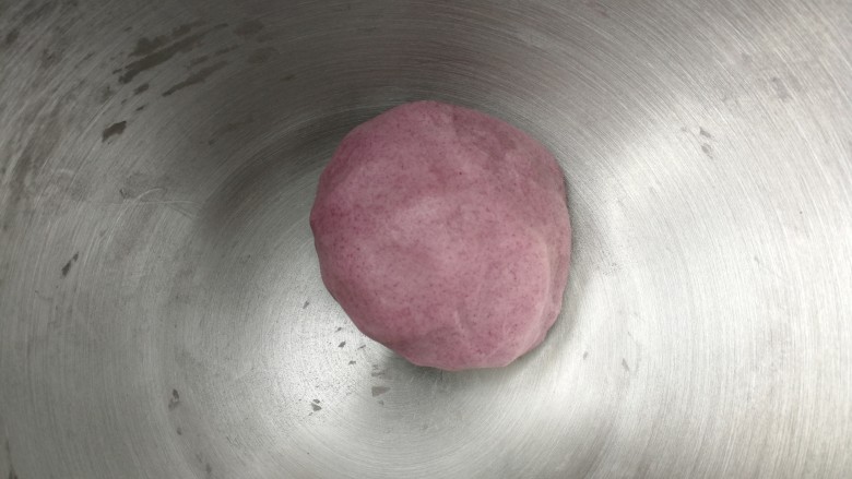 紫薯莲蓉蛋黄酥,揉成细腻团状即可，盖保鲜膜静置