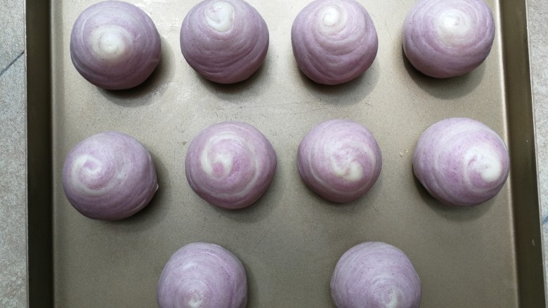 紫薯莲蓉蛋黄酥,做好10个摆入不沾烤盘