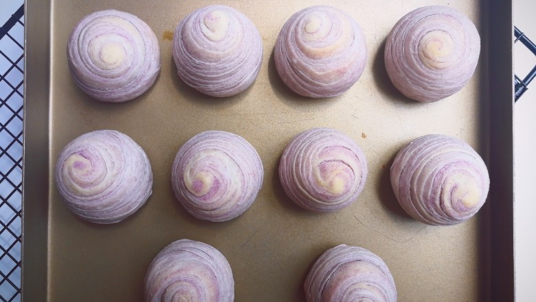 紫薯莲蓉蛋黄酥,出炉！很漂亮的淡紫色哦！