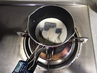 伯爵红茶戚风,茶包和牛奶一起放入奶锅加热煮出茶味，加热至牛奶边缘微微沸腾即可。