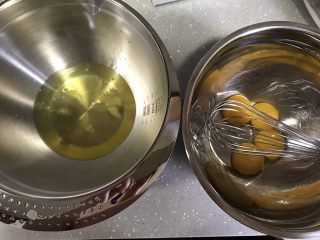 伯爵红茶戚风,烤箱上下火160度预热。分离蛋清和蛋黄，容器保证无油无水，蛋清可先放冰箱冷藏