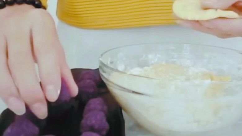 #甜味#糯米南瓜球,取一小块南瓜面团，揉成圆球后按压成饼，包入一个紫薯球