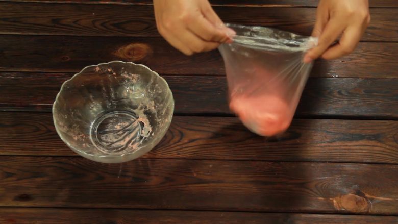 斑斓中秋| 独家创意冰皮儿紫薯月饼,将面团装入保鲜袋中，放至冰箱冷藏30分钟