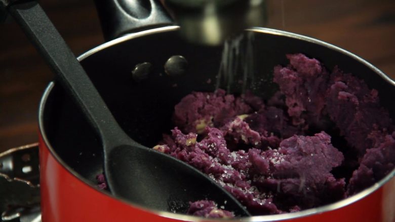 斑斓中秋| 独家创意冰皮儿紫薯月饼,根据个人喜好加入适量的白糖