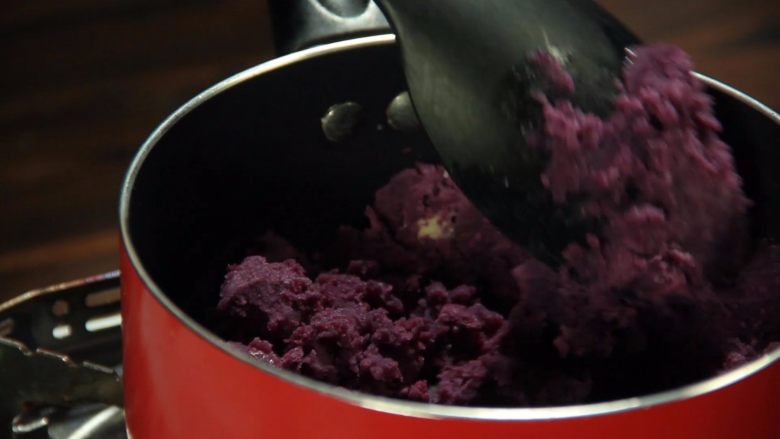 斑斓中秋| 独家创意冰皮儿紫薯月饼,开小火搅拌均匀