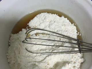 蛋黄月饼,加入中筋面粉搅拌均匀。