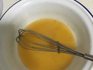 蛋黄月饼,枧水、转换糖浆、玉米油混合搅拌。