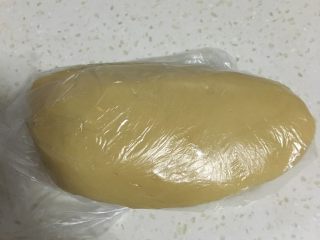蛋黄月饼,用刮刀拌成光滑的面团放保鲜袋静置2小时。
