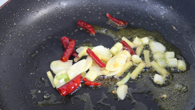 豆瓣鸡丁,锅里剩一部分油，放入干辣椒，葱姜蒜爆香