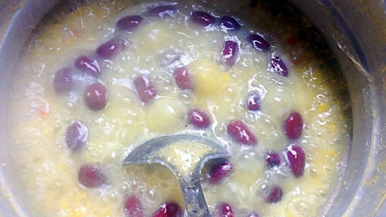 玉米碎红枣粥,煮1个小时左右，汤汁浓稠就做好了