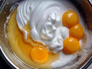 蜂蜜小蛋糕,将蛋黄和蜂蜜倒入蛋清