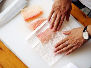 红椒沙拉佐鲷鱼,红鲷鱼解冻后，切成适中的大小，用厨房纸巾稍微吸掉鱼肉上多余的水分。