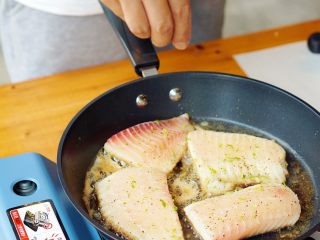 红椒沙拉佐鲷鱼,从剩余的青柠檬中，切两块约0.4cm厚度的柠檬片备用。开炉热锅，待黄油融化后，再放进柠檬片和剩余的青柠檬皮碎。