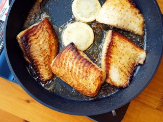 红椒沙拉佐鲷鱼,待闻到有柠檬香气后，再将鱼肉入锅，中火煎至两面金黄色。