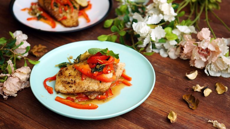 红椒沙拉佐鲷鱼,将红椒沙拉铺在红鲷鱼上摆盘装饰。