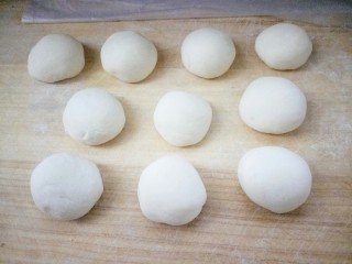 #甜味#蘑菇豆沙包,上图大面团分成十份，不均匀没关系，因为蘑菇有大有小