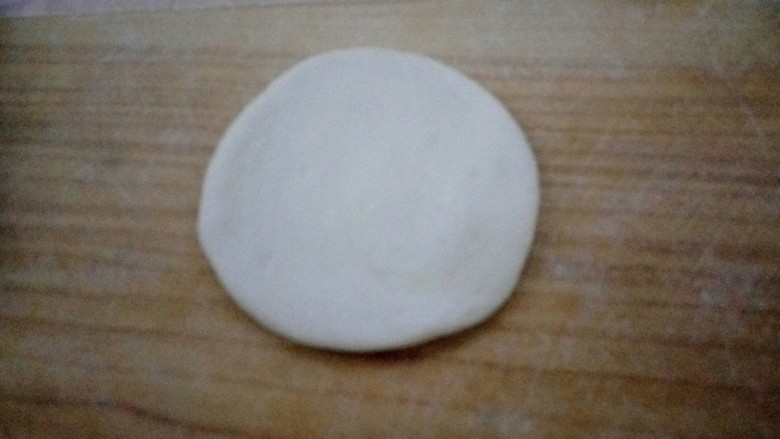 #甜味#蘑菇豆沙包,取其中一个擀面皮，不能太薄，也不要太厚，适中就行