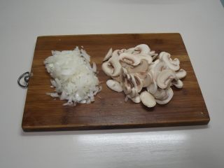 鸡蓉蘑菇汤									,洋葱切碎，平菇切厚片。奶粉+开水冲泡成400ml的牛奶备用。