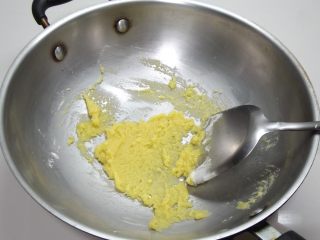 鸡蓉蘑菇汤									,加入面粉，用小火炒至成黄色。