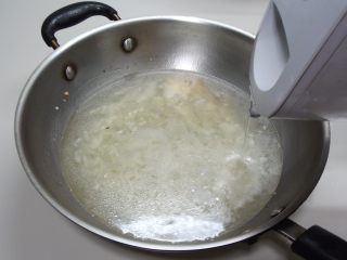 鸡蓉蘑菇汤									,加入清水大火煮开。