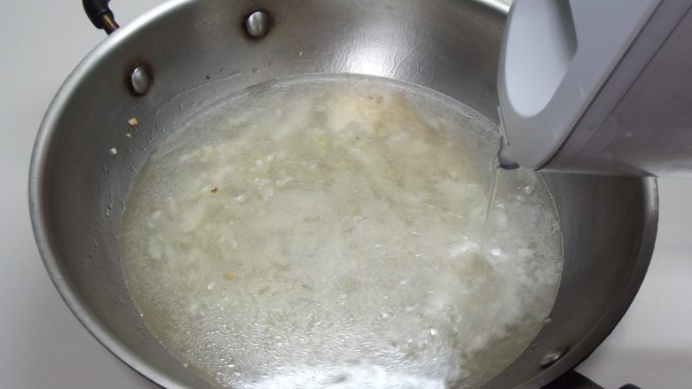 鸡蓉蘑菇汤									,加入清水大火煮开。