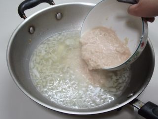 鸡蓉蘑菇汤									,再将搅散的鸡蓉倒入汤中，大火煮开。