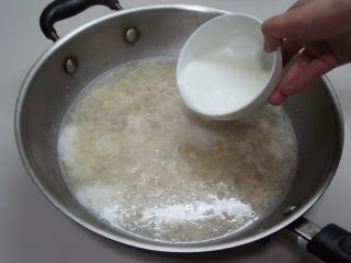 鸡蓉蘑菇汤									,加入剩下的牛奶、盐、胡椒粉、砂糖、鸡精调味。