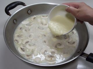 鸡蓉蘑菇汤									,转小火加入事先煮好的奶油白酱，一边煮一边搅拌。