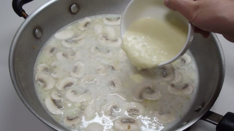 鸡蓉蘑菇汤									,转小火加入事先煮好的奶油白酱，一边煮一边搅拌。
