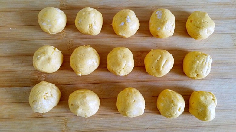 枣泥酱心金瓜球,均分15等份，大约每个25克（同时可以预热烤箱180度）
